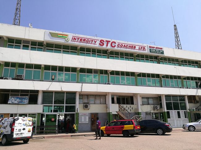 こちらは国営STCバスの本社。<br /><br />先ほどのマーケットから再びトロトロに乗ってKaneshi Bus Station→国営STC本社とやってきた。Kaneshi Bus Stationはケープコーストなどに行く乗り合いワゴンの発着所。でも、ワゴンではなくて大きいバスはないのかと聞いてやってきたのがこちら。ワゴンタイプは人が集まっていっぱいになったら出発するが、大きい普通のバスは出発時間が決まっている。しかし、聞いたらケープコースト行きは朝の6：３０と昼の13：30の2本のみ。使えないなー。ケープコースト行きは先ほどのKaneshi Bus Stationから乗り合いワゴンで行くことにした。