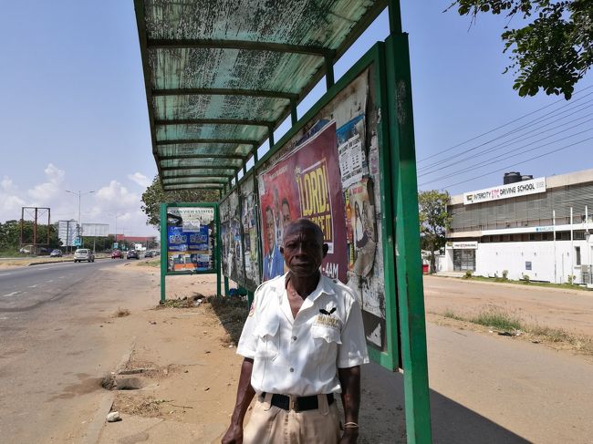 さて、アフラオ（国境）行きのワゴンもケープコースト行きのワゴンの発着所も確認したので、次はどこに行こうかと考えて、アクラモールに行くことにした。アクラモールは、アクラで一番大きいショッピングセンター。空港近くにあるらしいのだが、そこまで行くトロトロはないかとSTC本社の職員に聞くと、乗り場まで連れてきてくれた。（写真）とても親切なおじさんで、「私はいつもここにいるから、困ったときはいつでも尋ねにおいで」と言って、自ら写真を撮れと。トロトロが来るまでずっと付き添ってくれました。ありがとう。