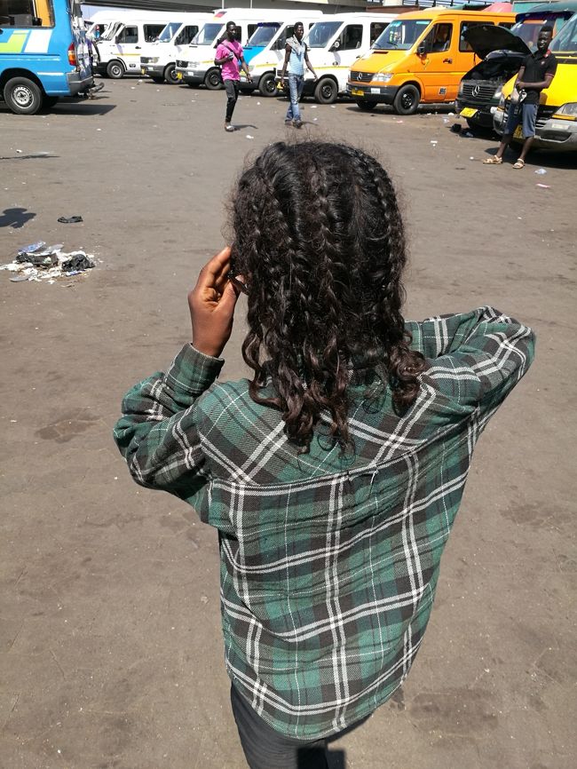 アクラモールへ行くには一度Kaneshi Bus Stationのアクラマーケットで乗り継ぎが必要で、そこでアクラモール行きのトロトロを探していたときに、少女に捕まった…。