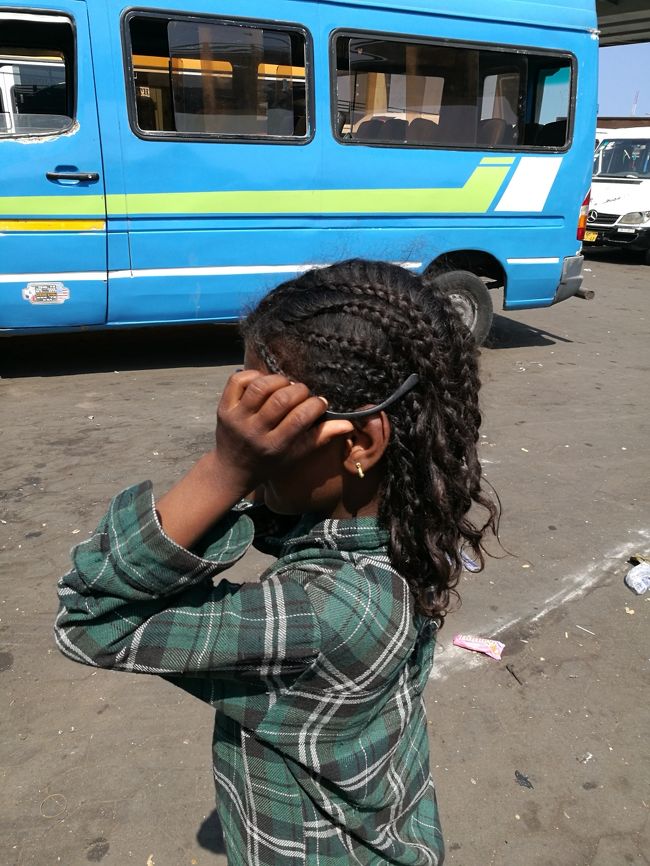 この少女、私を案内しているわけではありません…。（子供がトロトロの乗り場なんて分かるわけありませんから…。）<br />この少女に邪魔されながら、私は必死に大人たちに聞いてトロトロ乗り場を探す…。<br /><br />この少女、私のかけていたサングラスが大いに気に入ったようで、サングラスをかけて遊んでいた。かわいくて、写真を撮らせてくれるかとお願いしたが頑なに拒否。サングラスを逆さにかけたりして、もう可愛すぎる！！写真はちょうどその逆さにかけているところなのだが、私の精一杯の隠し撮り！