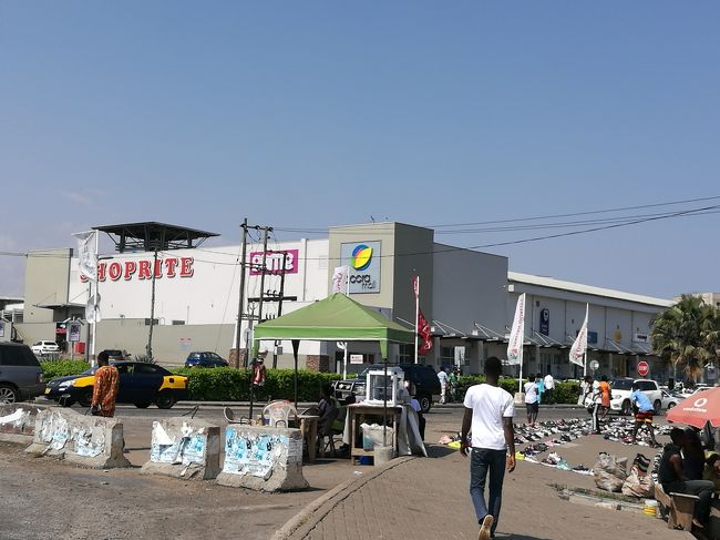 なんとかトロトロに乗ってアクラモールにやってきた。<br />