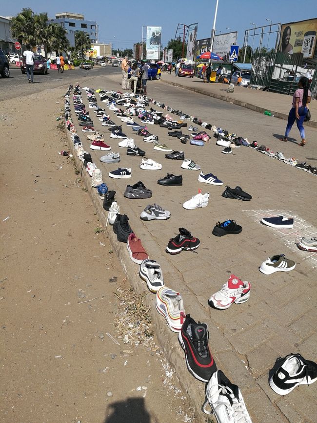 途中にあった靴の露天。<br />面白い靴の並べ方しますね…。