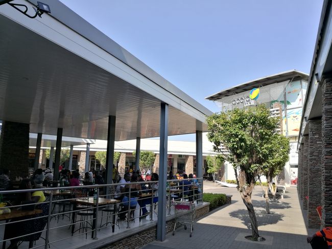 フードコートの一角の写真を撮って帰る。