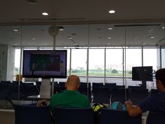 ７／２５（木）
検索したら小田急線の最寄り駅からバスだと二台乗り継ぐようなので、タクシーに乗って調布飛行場へ。約３０分で到着
実はバス停「大沢コミュニテーセンター」からでも徒歩１０分で行けるそうです
チェックインの時に機内持ち込みを含むすべての荷物の重さを計量し、一人５ｋｇを超えると超過料金が取られます。体重も申告しなければなりません！