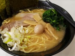 駅前の東横インにチェックインをし、一休みしてから、観光案内所でもらったグルメマップを頼りに、食事できるところを歩いて探していたのですが、目星をつけたお店は、ことごとくお盆休み、仕方なく、ラーメンで済ますことに。
しかも、僕の地元が本場の、家系（いえけい）ラーメン。
お店に入って、イヤな予感がしていたのですが、その予感通り、店主の思いなどは一切ない、社員かバイトが手順書に忠実に従って作ったと思われる、ビジネス感満点の一品でした。
ま、フツーに食べられますけどね。

余計なことかもしれませんが、「本物の家系ラーメンを食べたい」と言う方は、ぜひ、横浜まで遊びに来てください。横浜スタジアム近くの「たかさご家」がオススメです。