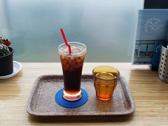 昨日、人がいっぱいで入れなかった、シーバーズカフェで、時間つぶし。
ある目的のために、朝食は摂らず、コーヒーのみで我慢します。