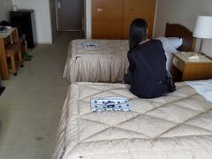 チェックイン時間にはなっていませんでしたが、準備ができてるとのことで早めに部屋に入ることができました
レンタカーは事前に予約できなかったので、着いてから夏場は予約を取っていないと聞いた『新島レンタカー（梅仁）』へ電話したところ、空きもありホテルまで迎えに来てくれました。料金は３日で２万円にしてくれました