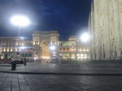 広場越しのgalleria も薄暮の紺色の空に美しい
このあとSanta Maria delle grazie教会の前を通り
ホテルに戻る。

この旅5日目（プラチナチャレンジ７滞在目）が終わる