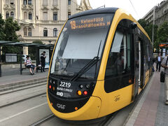 ブダペストの移動は主にトラムと地下鉄。
日没は20時頃らしいので、まだ明るいですがすでに18時過ぎです。
ゲッレールトの丘へは3つほどルートがありますが、今回はゲッレールト?前からスタートすることにしてトラムで向かいました。