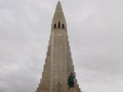 坂を上りきると、ハットルグリムス教会(Hallgrimskirkja)　がそびえ立ちます。