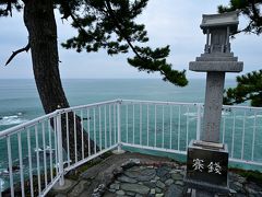 ●龍王岬展望台

「海津見神社」から崖に沿って階段が続き、さらに上に行けるようになっていて、ここには「早高神社」という小さな石の祠が建っています。