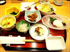 ７：３０(0_-)zzz朝食
料亭から始まっただけあって、朝食も素晴らしく豪華！！！