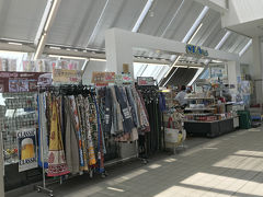 とりあえずターミナルの中に入りました。青森より立派！レストランもお土産屋さんも大きいです。
で、こちらの売店でバス＆市電の1日乗車券を購入しました。（1000円）