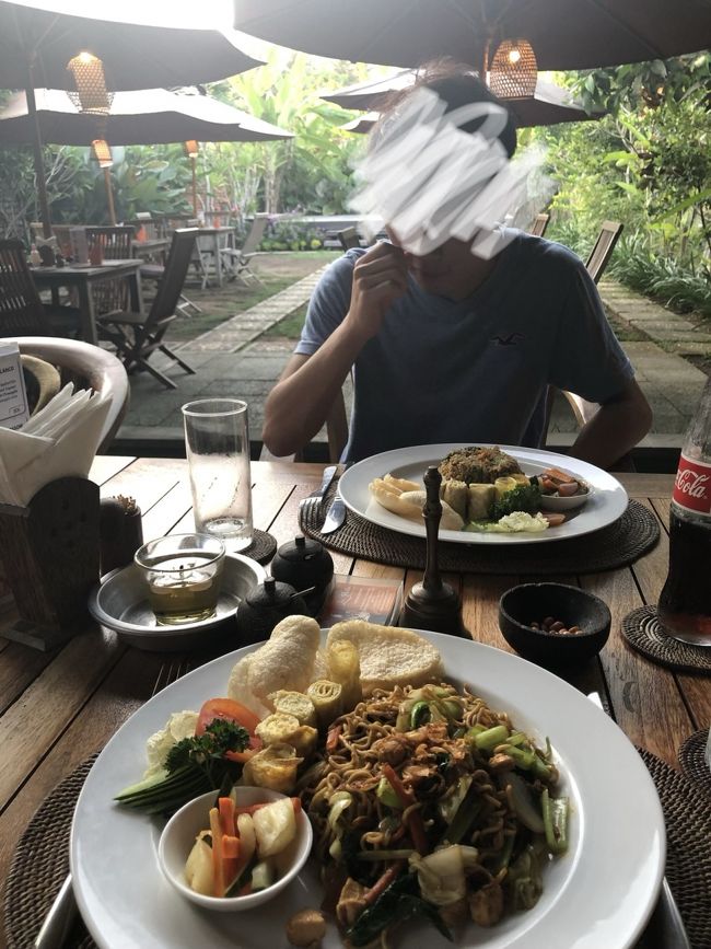 チャンディダサは田舎ですがホテル周りにワルンも数軒あり問題ありません。<br />ここは中庭が素敵なワルンでした。