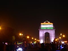 ジャイプールからはひたすら寝続けて，6時間くらいかけて，デリーに到着。最後に，インド門のライトアップを見る。

インドの国旗カラー。