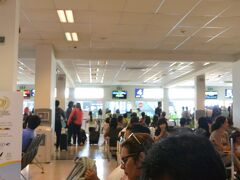 マーレの空港はざっくりと出発の3時間前、チェックイン開始時刻にならないとターミナル内に入れません。
今回は空港ターミナルに到着したのが出発1時間を切っていたため、待ち時間ゼロでした。
お急ぎ目にチェックイン→出国→搭乗ゲートに向かいます。