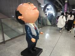 深セン北駅構内で見つけた 不思議ちゃん。
上に何かあるの？
