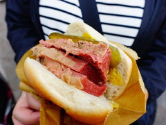 ベーグル・ベイクの近くまで来たので、ソルトビーフサンドを食べてみました。
店内は結構混み合っていて、注文までに少し待ちました。
お味はいかにも“ソルトビーフ”！ベーグルもしっかり歯ごたえがあって、ボリュームたっぷりでした。
