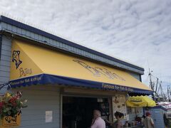 ホエールウォッチングを楽しんだ後はランチ！
バンクーバーで有名な「フィッシュアンドチップス」のお店「Pajo’ｓ」にきました。