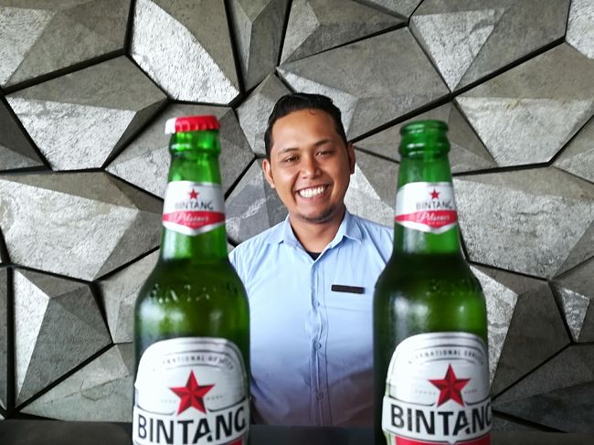 フロントスタッフのお兄ちゃん。<br /><br />片言の英語で色々と話してて、ビンタンが好き！！って、アピールしてたらサービスでくださいました。<br />ウエルカムビールです。<br />何てラッキー（＾＾）