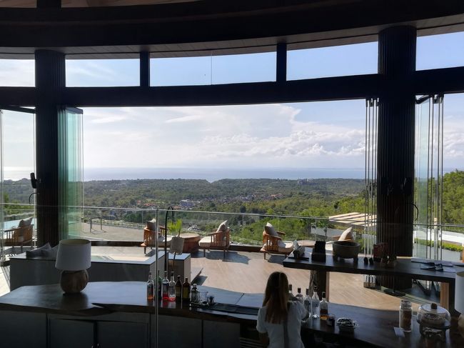 ルネッサンスホテルの売りと言える、ロビー前のカフェ、夜はバーからの景色