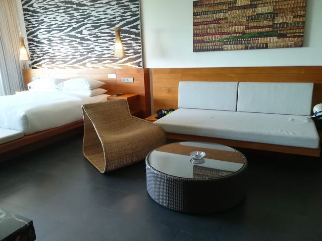 こちらのも、ソファーとラタンの椅子とテーブル