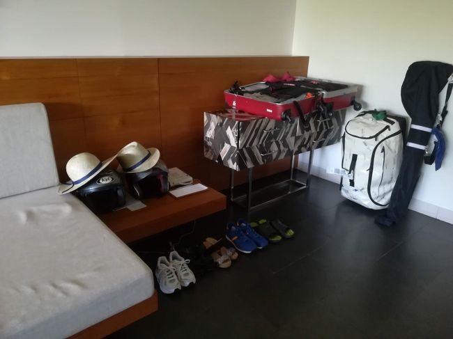 そして、荷物を置くスペースも。<br />スーツケースを広げても問題ないし、もう一つの台もヘルメット置き場に活用。<br /><br />あ、ヘルメットの上にあるお帽子、持ってきてませんよ。<br />私達を知っている人が見たら絶対「笑える～！！」って言われそうだけど（＾＾；）<br />初日のホテル、ケンピンスキーで頂いたお帽子たちです。<br />おいて帰るのも申し訳ないので、一応持ち帰りました。<br />何時、かぶるの？って、感じですけど（＾＾；）