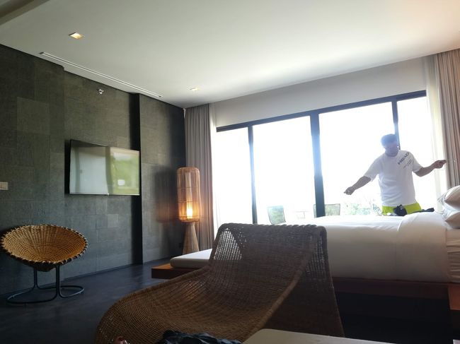 向こうにもラタンの椅子が（＾＾；）<br /><br />2人用の部屋なのに、結構椅子ある。