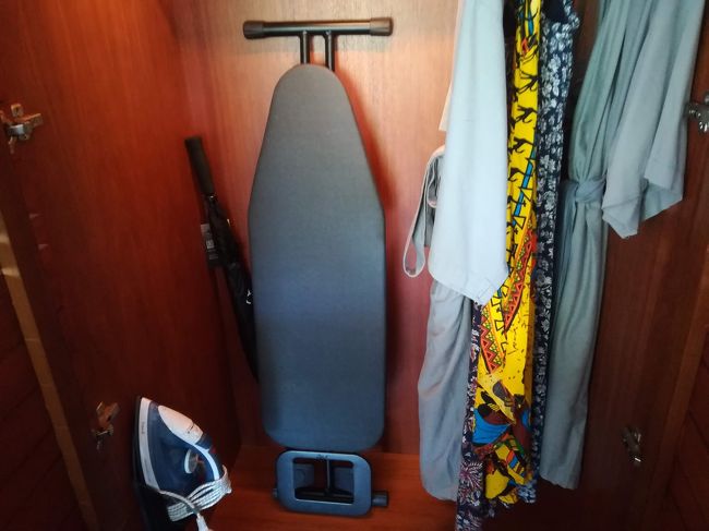 台所の背面はクローゼットになっていて、ガウン、アイロン、アイロン台、傘などあります