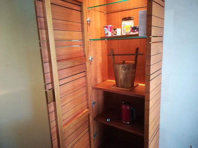 ここは何があったのか？<br />一番上はラーメンやお菓子<br />2段目アイスペール<br />3段目ポット<br />4段目は影があるから何なあると思うけど見えない（＞＜）