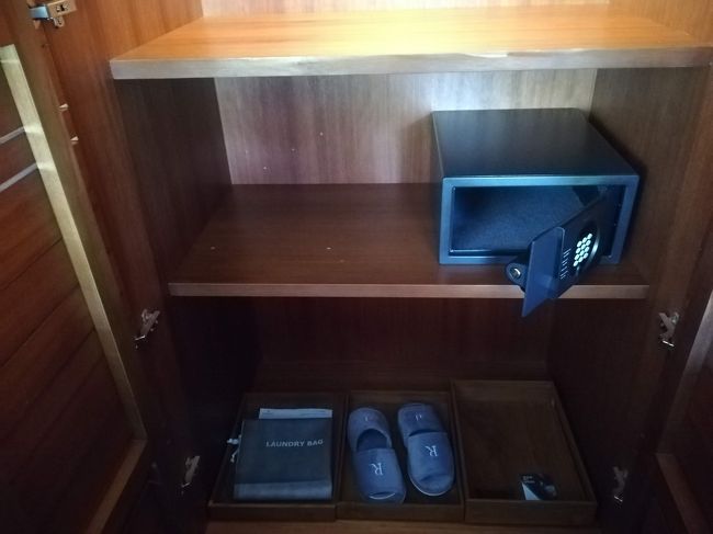 金庫も、台所の背面です。<br /><br />スリッパと、クリーニング袋と、シューズ磨きがあります。