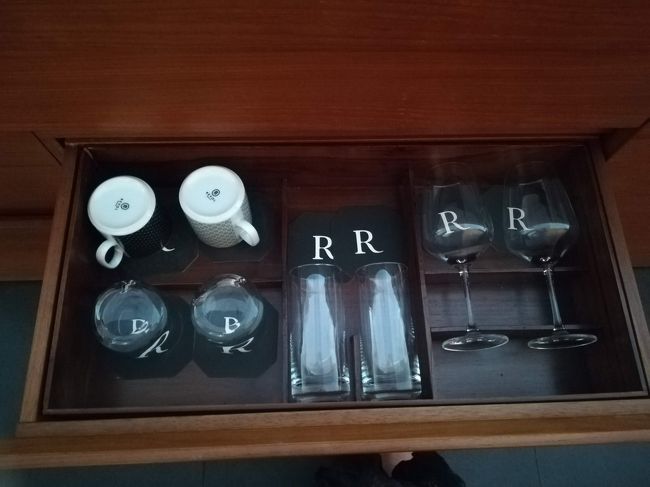 グラスにカップ<br /><br />グラスは3種類ありますね。