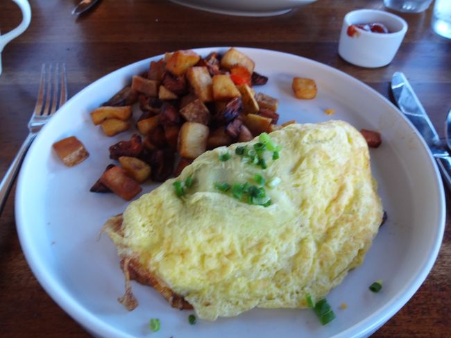 オムレツ。海を見ながらの朝食っていいな～。<br />「Hula Grill」：53ドル。