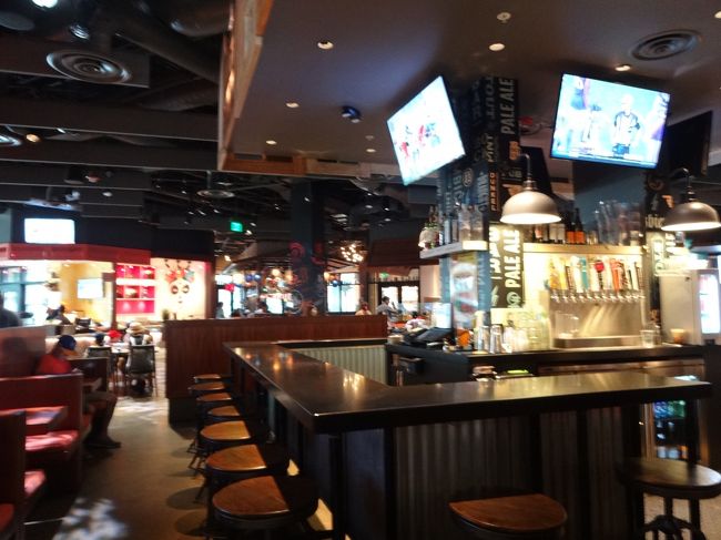 ビーチとプールを満喫したらお昼ご飯。インターナショナルマーケットプレイスのフードコートへ。