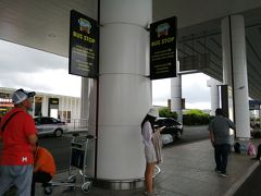 ノイバイ空港から市内へは、86番バスで。
私たちの前に並んでいたお兄さんたちは、バスが待ちきれずにタクシー乗り場へ。
バスは本数が少ないのかなーと心配になった途端、やって来ました。