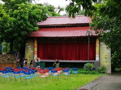 通路を挟んだ右では、スタッフが何やら準備中。
舞台と客席、それに小道具もある。
もしかして水上人形劇が見られるのかな？