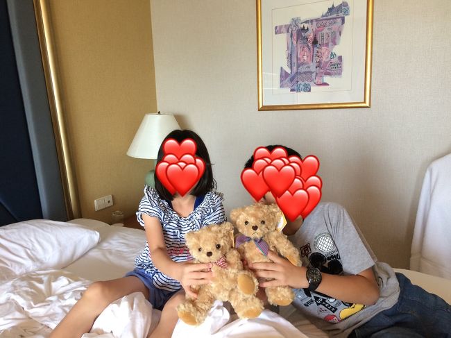 朝ごはんをラウンジでいただいて、家族みんなでプール遊び。<br /><br /><br />プール後、部屋でくつろいでいたらホテルの方が来てくださり、子どもたちにテディベアをプレゼントしてくれました！！<br /><br /><br />娘も息子も大喜び♬<br />夫は、「俺が12歳の時ぬいぐるみなんかもらっても喜ばなかったけど、嬉しいのか、息子よ。」との事。<br /><br /><br />いいじゃないね～、男子でもぬいぐるみ好きでも(((o(*ﾟ▽ﾟ*)o)))♡<br /><br /><br /><br />息子は「シャングリラでもらったからシャン君にする」<br />ふむふむ、いいじゃん。<br /><br />娘は「つばきちゃんにするー！」<br />つ、椿？どこから出てきた⁈<br />すごいセンス…(ﾟωﾟ)<br /><br />ホテルの皆さん、テディベアありがとうございました。子どもたちの机上に今も飾ってあります。<br /><br /><br />