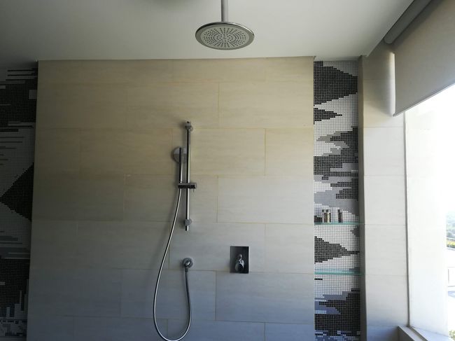 シャワーはハンドシャワーとレインシャワー<br /><br />私的にはハンドシャワーだけで良いんだけど、レインシャワーって男性が好きだって聞いたことがあるけど、ほんとかな？<br />だって、上からしかシャワーが無いとなると、綺麗に洗えないところ出てくると思うんだけどな~。。。<br />考えすぎか？