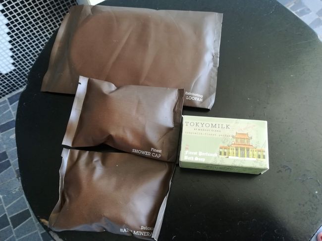 こちらも、長方形の石鹸にボディーブラシに、あと、何だったかな？