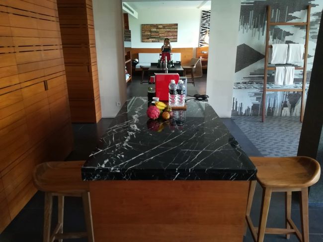 こんな感じのちょっとした食卓になるスペース。<br /><br />テーブルとイスがセットされています。