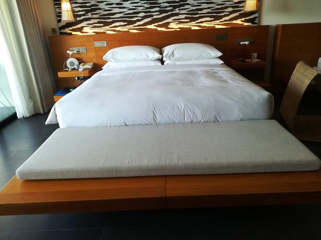 ベッドの前にあるソファーって、テレビ見るようかしら？