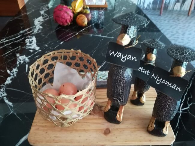 でも、みんなくれるって言うんです。<br /><br />と、いう事で、チョコはその場で頂き、親子と思える鴨さんと、下の木の台お持ち帰りさせていただきました。<br />我が家の玄関に木彫りのニャンコさんと一緒に飾ってます！