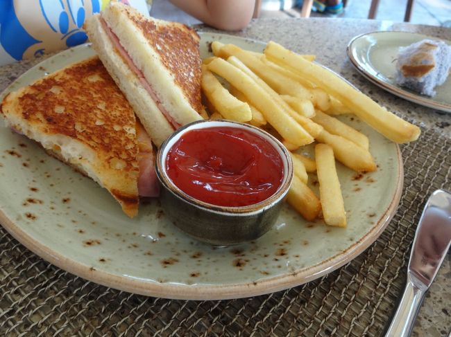 キッズメニューはホットサンドを選択。<br />沢山食べてくれました。