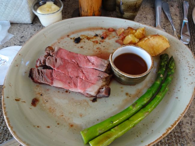 フラダンスに見とれていて食べる前の写真を撮り忘れ。。。<br />プライムリブです。<br />おいしかった！