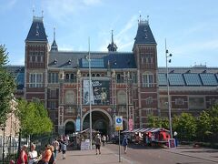 見えてきました、最初の目的地。アムステルダム国立美術館。