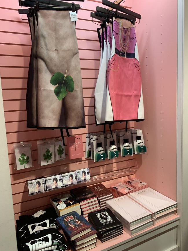 メトロポリタンのお土産コーナー