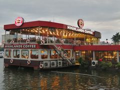 ハノイは、チュングエンコーヒーが少なくてハイランズコーヒーが多い。
タイ湖に浮かぶハイランズコーヒーで夕焼けを見ながら・・・は、曇っていて見られそうもない。