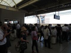 京急蒲田駅で空港線に乗り換えようとしたらホームの反対側までつながる行列ができていました。