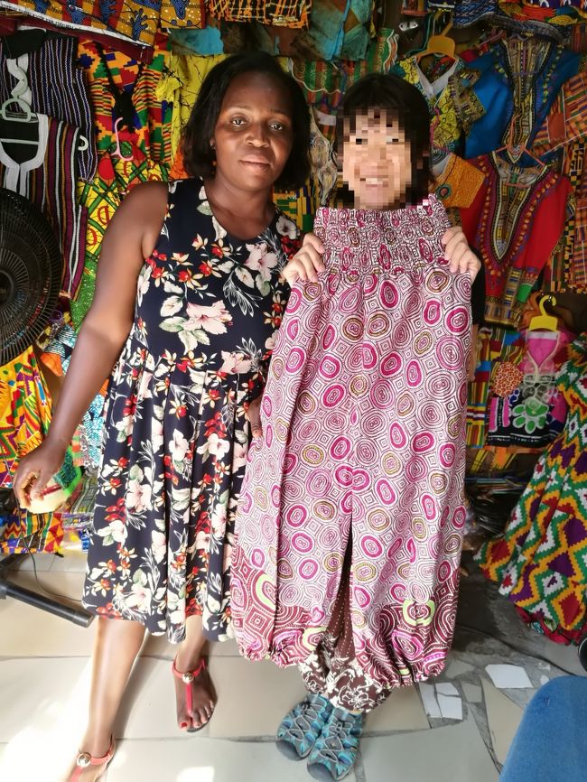 で、これが作ってもらったパンツ。<br />ちゃんとポケットも付いていた。よかった。ポケットは、実はオーダーの時に言うの忘れて、後で店の違う男性に言付けしておいたのだった。