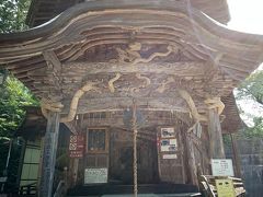 こちらは飯盛山の裏手に建つさざえ堂です。
中は螺旋階段のようになっていますが、
上る人と下る人がすれ違わないようになっています。